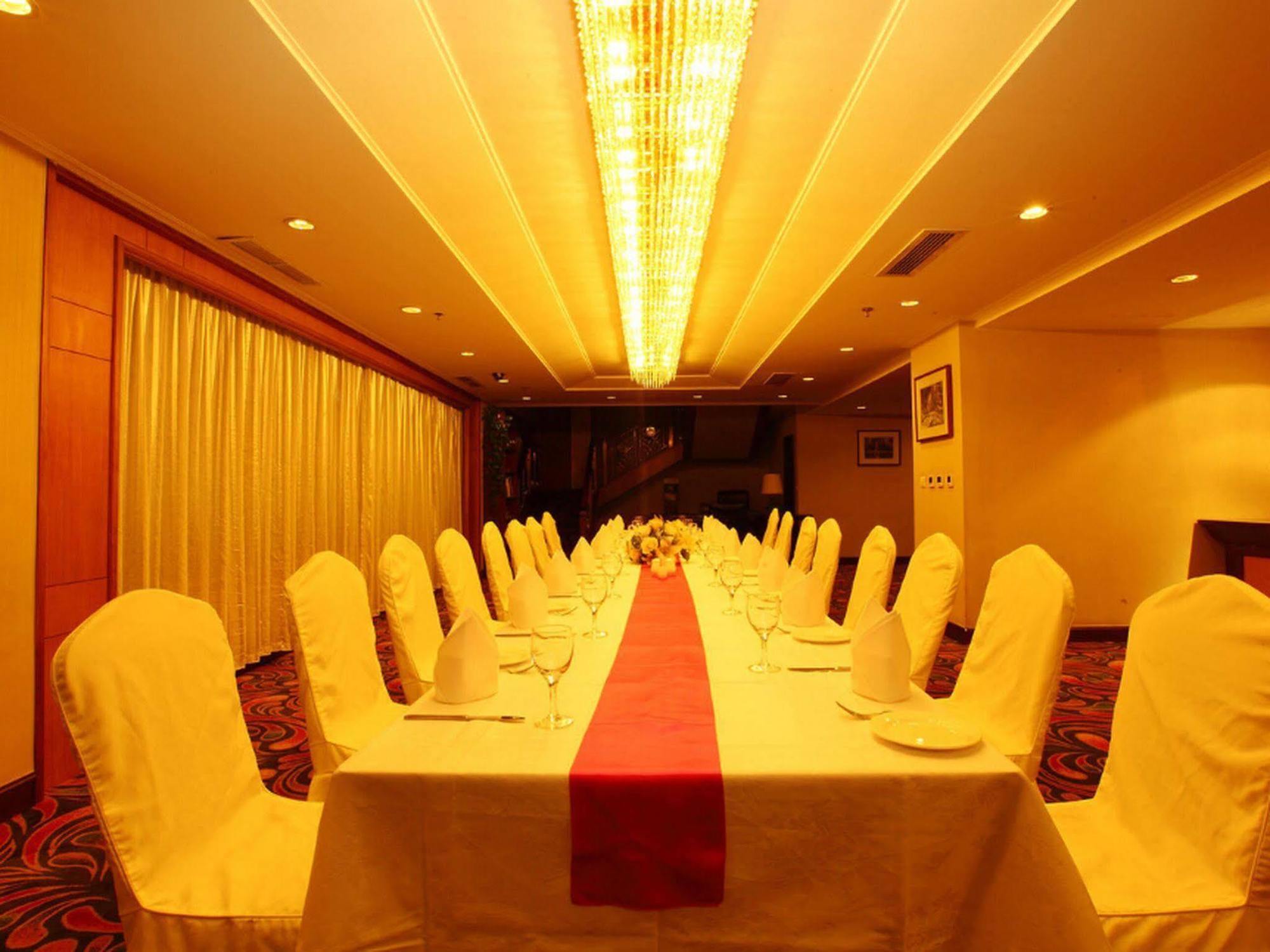 Central Plaza Hotel Dalian Eksteriør billede